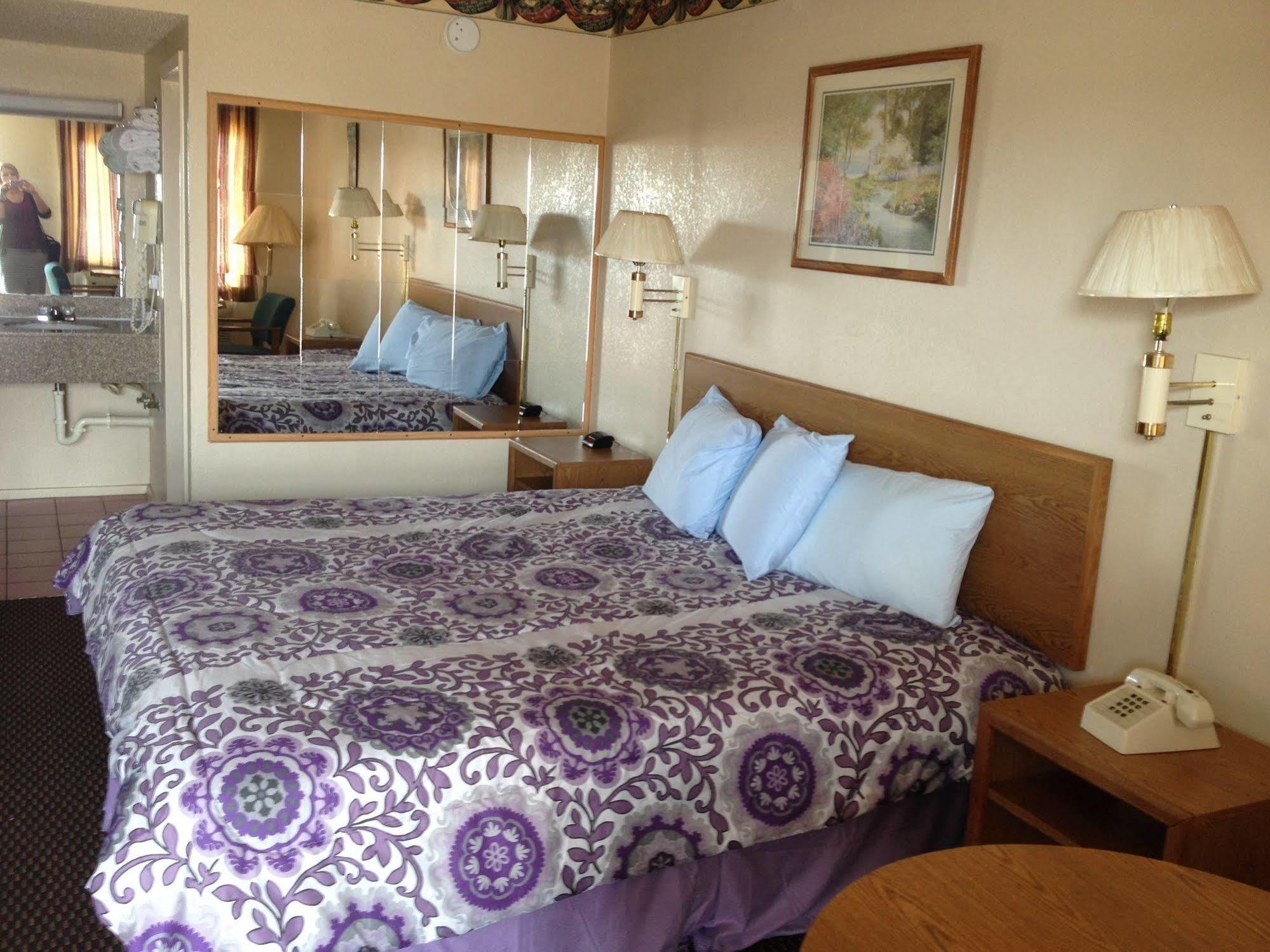 Crown Inn Grand Prairie Bagian luar foto
