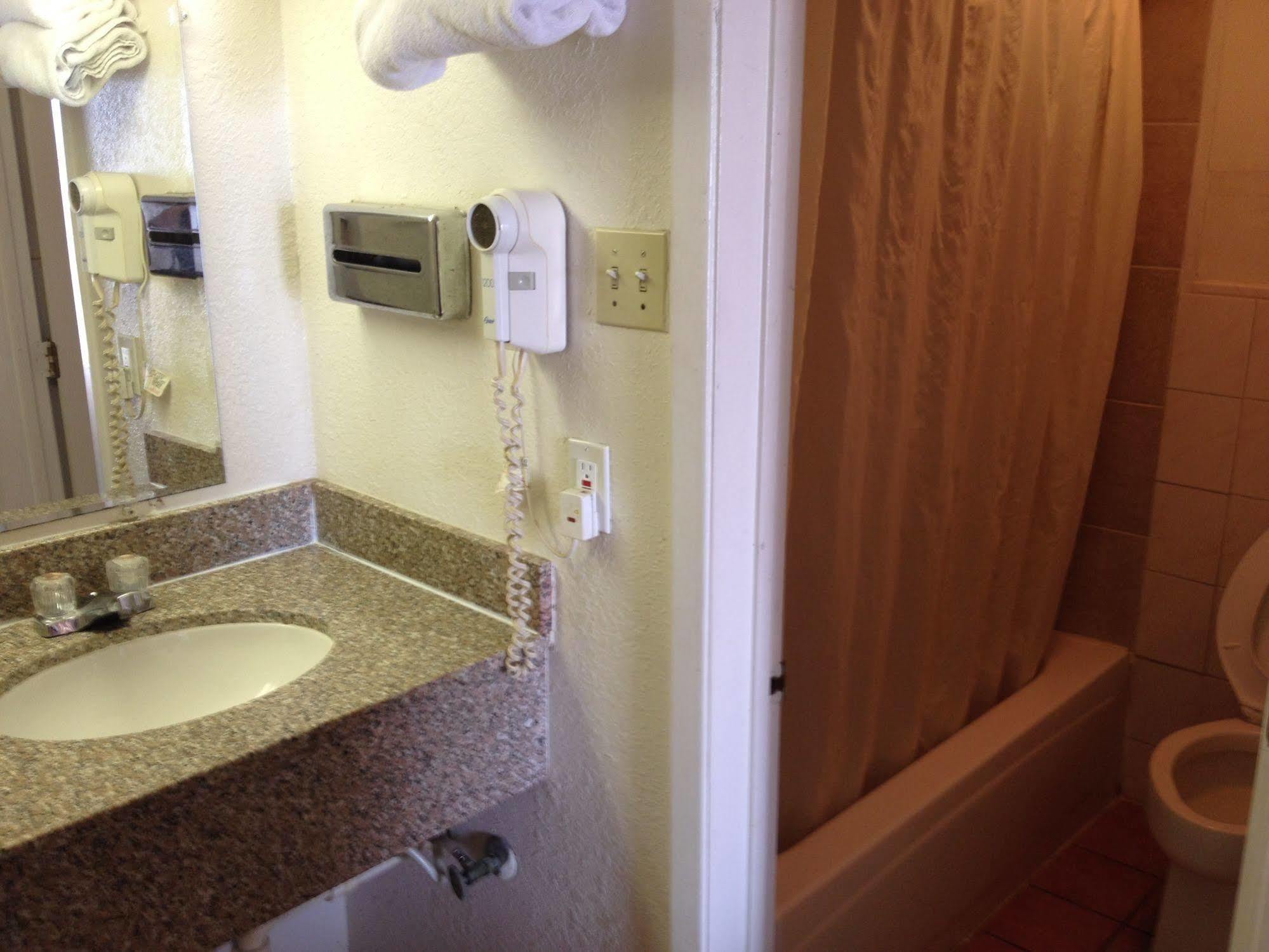 Crown Inn Grand Prairie Bagian luar foto
