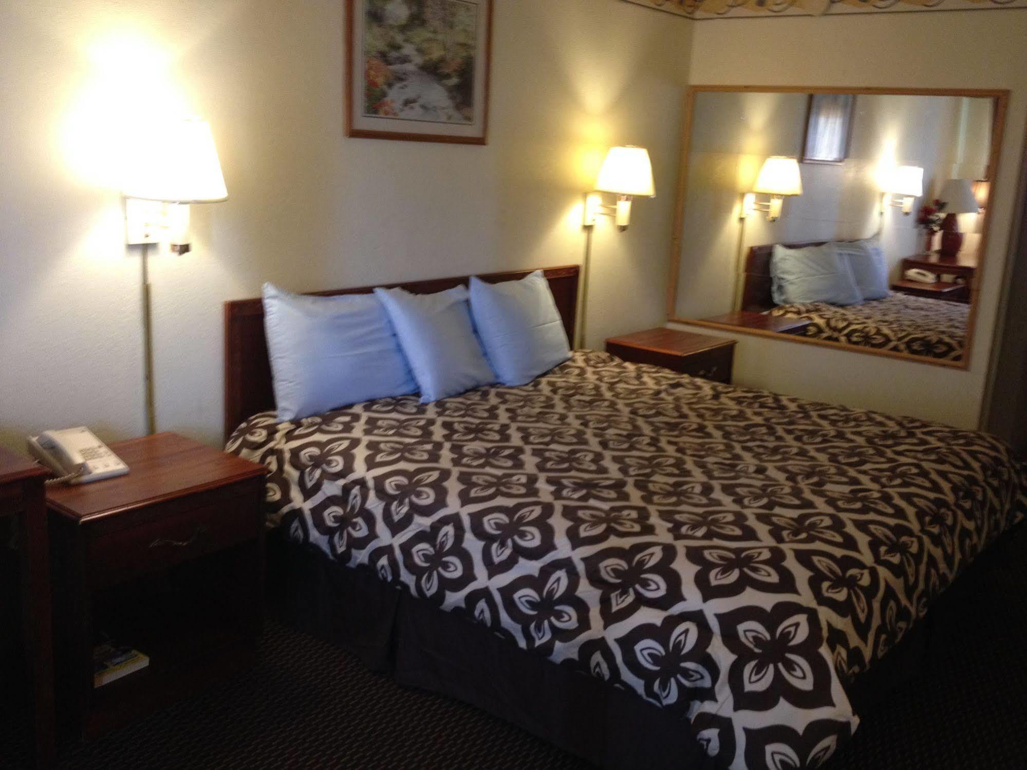 Crown Inn Grand Prairie Bagian luar foto